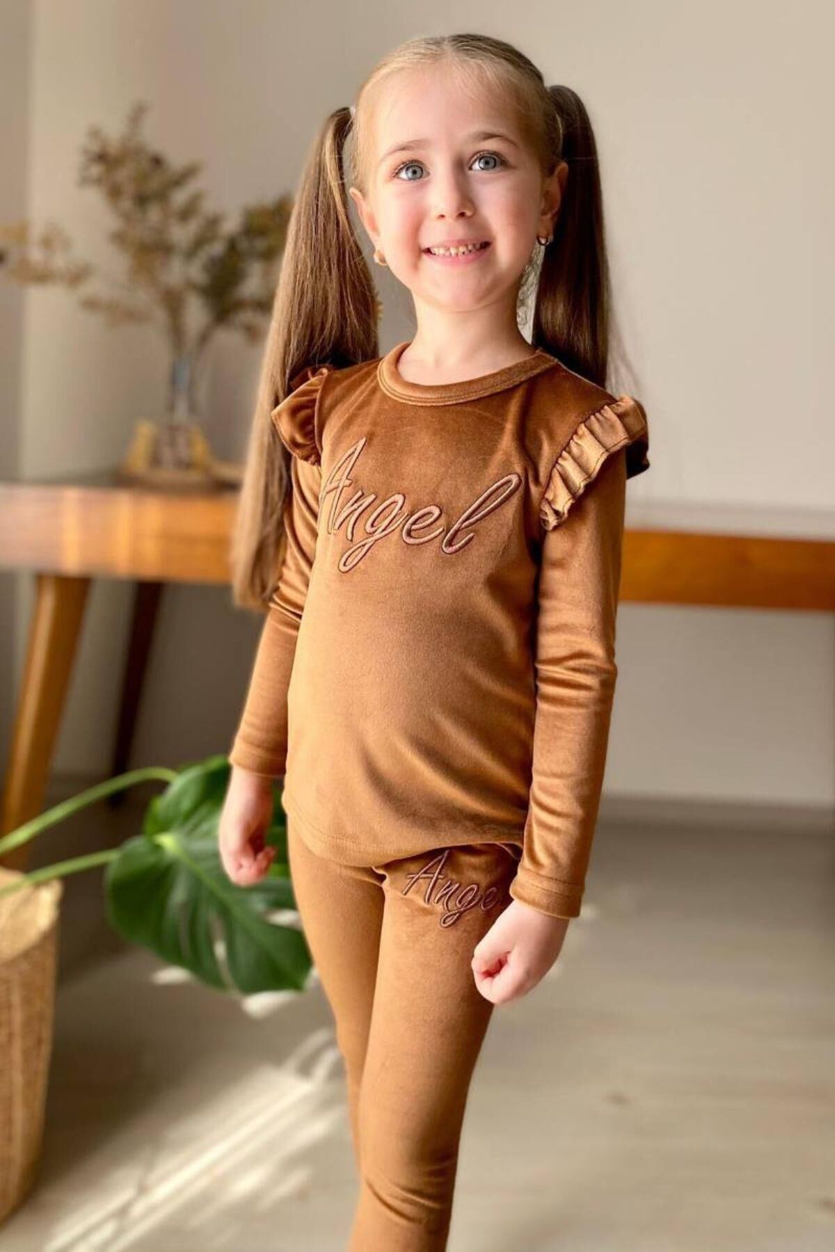Kız Çocuk Omuzlarında Fırfır Detayı Angel Yazı İşlemeli Kadife Kahverengi Taytlı Takım
