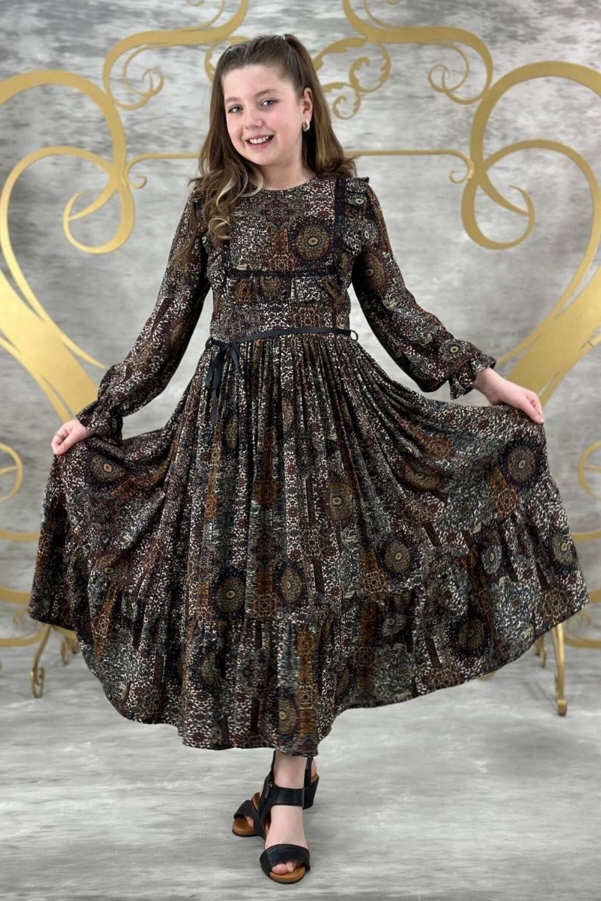 Kız Çocuk Göğsü Fırfırlı Bileği Manşetli Halı Desenli Kahverengi Elbise