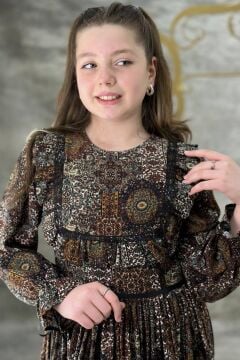 Kız Çocuk Göğsü Fırfırlı Bileği Manşetli Halı Desenli Kahverengi Elbise