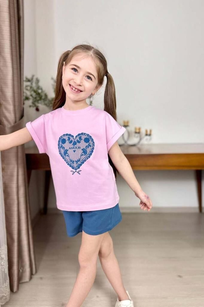 Kız Çocuk Göğsünde Dantel İşleme Kalp Detaylı Pembe T-Shirt Beli Lastikli Şortlu Takım