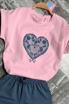 Kız Çocuk Göğsünde Dantel İşleme Kalp Detaylı Pembe T-Shirt Beli Lastikli Şortlu Takım