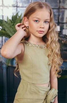 Kız Çocuk Sıfır Kol İnci İşlemeli Crop Asimetrik Kesim Broşlu Keten Zeytin Yeşili Etekli Takım