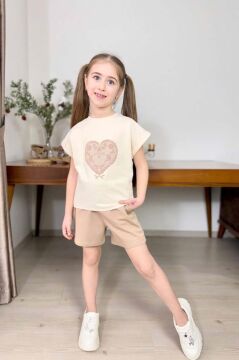 Kız Çocuk Göğsünde Dantel İşleme Kalp Detaylı Krem T-Shirt Beli Lastikli Şortlu Takım