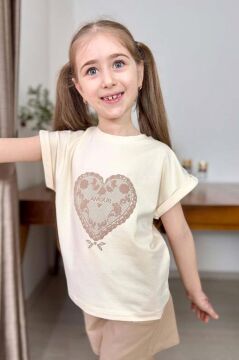 Kız Çocuk Göğsünde Dantel İşleme Kalp Detaylı Krem T-Shirt Beli Lastikli Şortlu Takım
