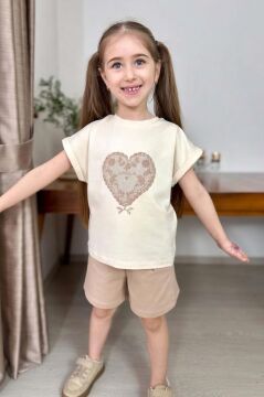Kız Çocuk Göğsünde Dantel İşleme Kalp Detaylı Krem T-Shirt Beli Lastikli Şortlu Takım
