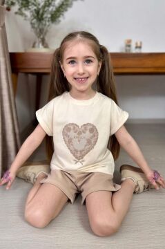 Kız Çocuk Göğsünde Dantel İşleme Kalp Detaylı Krem T-Shirt Beli Lastikli Şortlu Takım