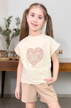 Kız Çocuk Göğsünde Dantel İşleme Kalp Detaylı Krem T-Shirt Beli Lastikli Şortlu Takım