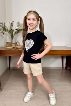 Kız Çocuk Göğsünde Dantel İşleme Kalp Detaylı Siyah T-Shirt Beli Lastikli Şortlu Takım