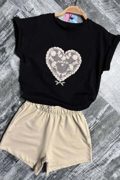 Kız Çocuk Göğsünde Dantel İşleme Kalp Detaylı Siyah T-Shirt Beli Lastikli Şortlu Takım