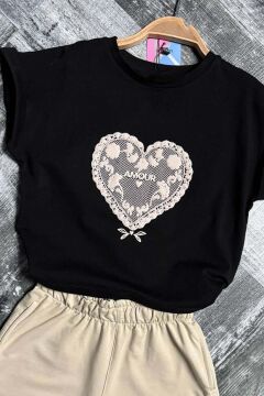 Kız Çocuk Göğsünde Dantel İşleme Kalp Detaylı Siyah T-Shirt Beli Lastikli Şortlu Takım