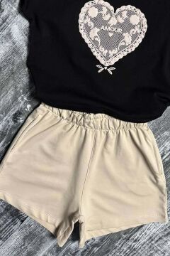 Kız Çocuk Göğsünde Dantel İşleme Kalp Detaylı Siyah T-Shirt Beli Lastikli Şortlu Takım