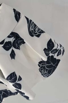 Kız Çocuk Beli Manşetli Yandan Fermuarlı Üzeri Gül Baskılı Kabarık Beyaz Etek