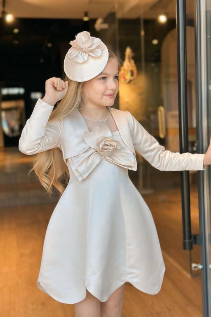 Kız Çocuk Bisiklet Yaka Göğsü Tüllü ve Gül Broşlu Etek Ucu Asimetrik Bolerolu Kolsuz Bej Elbise