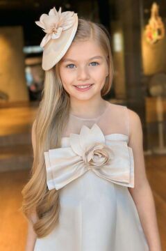 Kız Çocuk Bisiklet Yaka Göğsü Tüllü ve Gül Broşlu Etek Ucu Asimetrik Bolerolu Kolsuz Bej Elbise