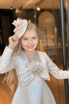 Kız Çocuk Bisiklet Yaka Göğsü Tüllü ve Gül Broşlu Etek Ucu Asimetrik Bolerolu Kolsuz Bej Elbise