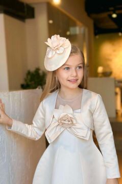 Kız Çocuk Bisiklet Yaka Göğsü Tüllü ve Gül Broşlu Etek Ucu Asimetrik Bolerolu Kolsuz Bej Elbise