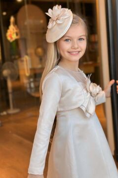 Kız Çocuk Bisiklet Yaka Göğsü Tüllü ve Gül Broşlu Etek Ucu Asimetrik Bolerolu Kolsuz Bej Elbise