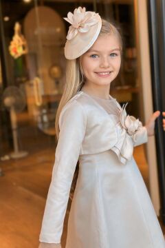 Kız Çocuk Bisiklet Yaka Göğsü Tüllü ve Gül Broşlu Etek Ucu Asimetrik Bolerolu Kolsuz Bej Elbise