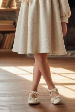 Kız Çocuk Yaka ve Düğme Detaylı Bilekleri Manşetli Pliseli Bej Şanel Elbise