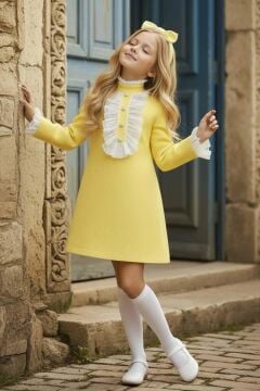 Kız Çocuk Fırfır ve Palyaço Yaka Göğsü Düğme ve Dantel İşleme Detaylı Şanel Sarı Elbise