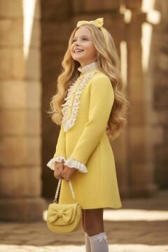 Kız Çocuk Fırfır ve Palyaço Yaka Göğsü Düğme ve Dantel İşleme Detaylı Şanel Sarı Elbise