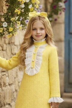 Kız Çocuk Fırfır ve Palyaço Yaka Göğsü Düğme ve Dantel İşleme Detaylı Şanel Sarı Elbise