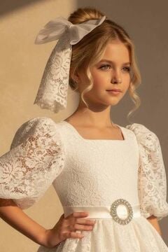 Kız Çocuk Üzeri Boydan Dantel Detaylı Beli Kemer ve Broş Detaylı Karpuz Kollu Beyaz Abiye