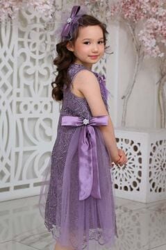 Kız Çocuk Beli Kurdela Detaylı Üzeri Yaprak Dantelli İçi Astarlı Lila Elbise