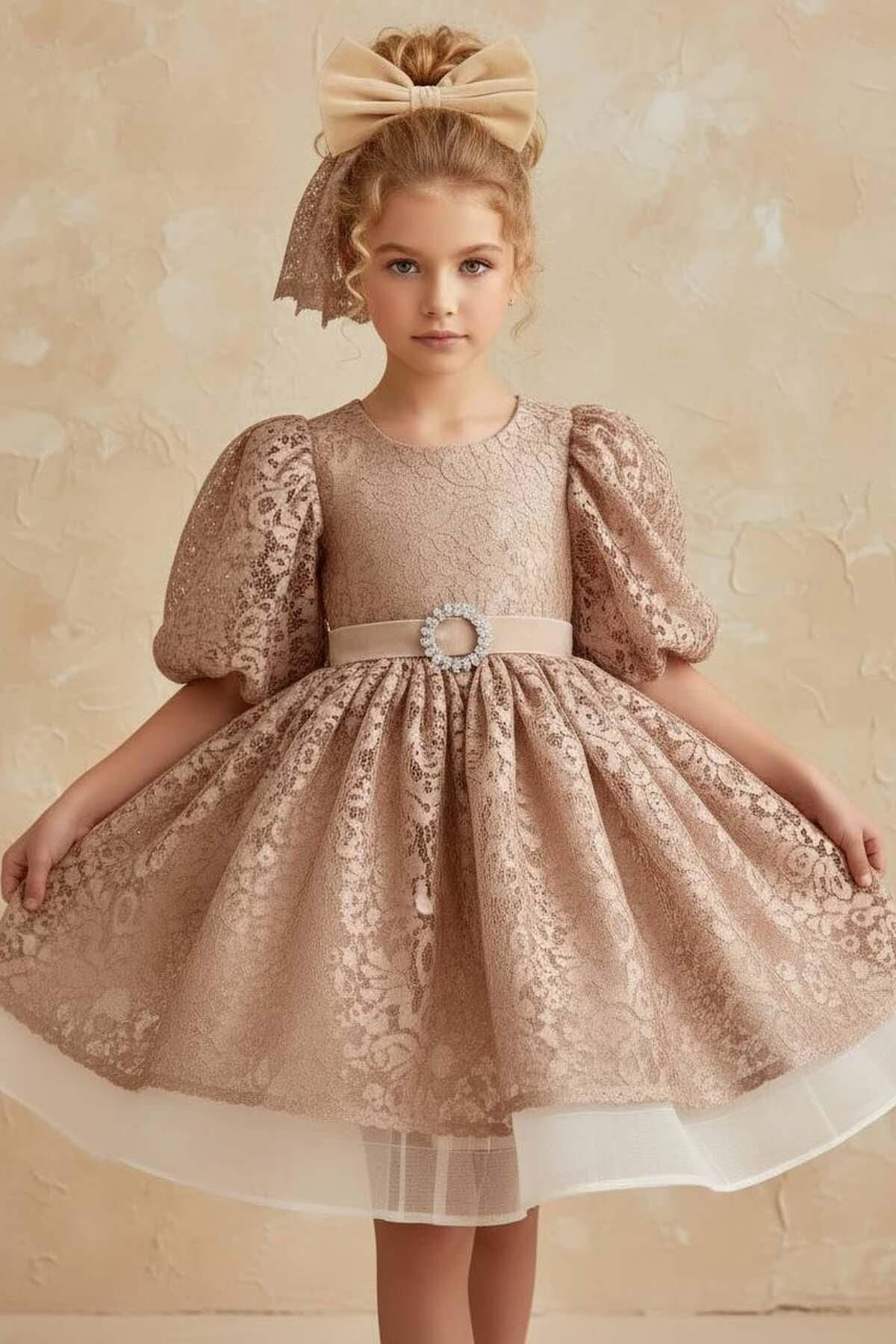 Kız Çocuk Üzeri Boydan Dantel Detaylı Beli Kemer ve Broş Detaylı Karpuz Kollu Bej Abiye