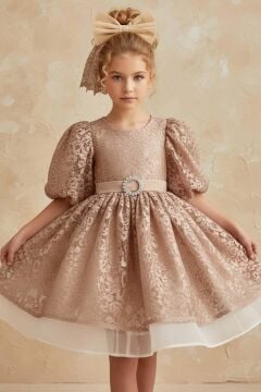 Kız Çocuk Üzeri Boydan Dantel Detaylı Beli Kemer ve Broş Detaylı Karpuz Kollu Bej Abiye