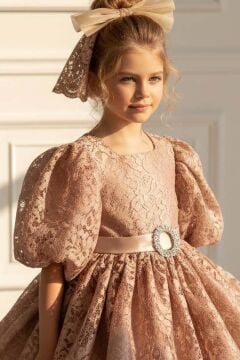 Kız Çocuk Üzeri Boydan Dantel Detaylı Beli Kemer ve Broş Detaylı Karpuz Kollu Bej Abiye