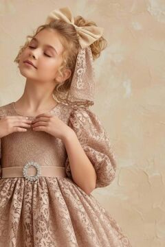 Kız Çocuk Üzeri Boydan Dantel Detaylı Beli Kemer ve Broş Detaylı Karpuz Kollu Bej Abiye