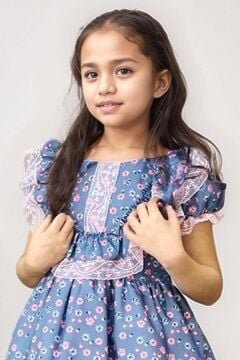 Kız Çocuk Göğsü ve Omuzları Fırfır Dantel İşlemeli Üzeri Çiçek Detaylı Elbise