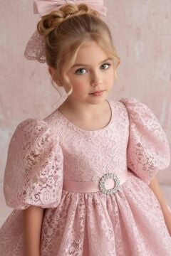 Kız Çocuk Üzeri Boydan Dantel Detaylı Beli Kemer ve Broş Detaylı Karpuz Kollu Pudra Abiye