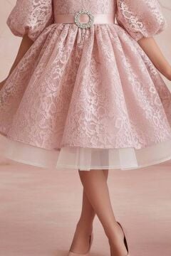Kız Çocuk Üzeri Boydan Dantel Detaylı Beli Kemer ve Broş Detaylı Karpuz Kollu Pudra Abiye