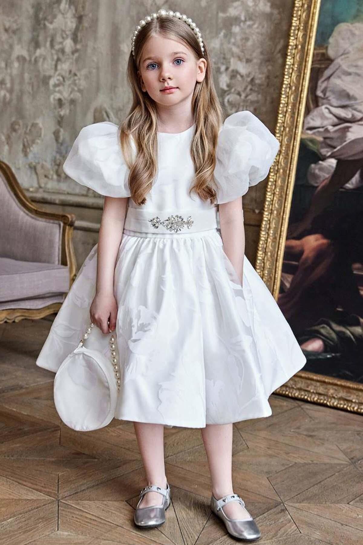 Kız Çocuk Beli Elmas Taşlı Şerit Kemer Detaylı Eteği Yaprak İşlemeli Balon Kollu Beyaz Saten Abiye