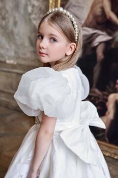 Kız Çocuk Beli Elmas Taşlı Şerit Kemer Detaylı Eteği Yaprak İşlemeli Balon Kollu Beyaz Saten Abiye