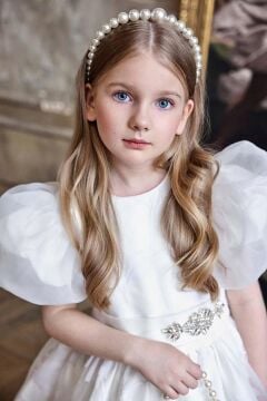 Kız Çocuk Beli Elmas Taşlı Şerit Kemer Detaylı Eteği Yaprak İşlemeli Balon Kollu Beyaz Saten Abiye