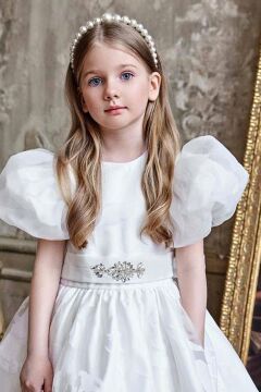 Kız Çocuk Beli Elmas Taşlı Şerit Kemer Detaylı Eteği Yaprak İşlemeli Balon Kollu Beyaz Saten Abiye