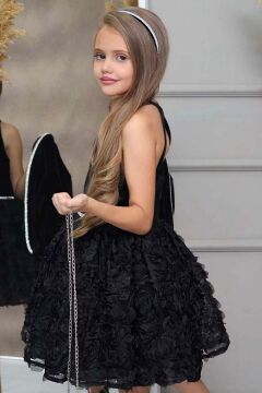 Kız Çocuk Degaje Yaka 3 Boyutlu Çiçek Detaylı ve Sırt Dekolteli Siyah Kadife Elbise