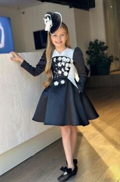 Kız Çocuk Sırtı Fermuar Detaylı Beyaz Renk Göğsü Papatya Detaylı Karpuz Kol Cepli Siyah Elbise