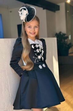 Kız Çocuk Sırtı Fermuar Detaylı Beyaz Renk Göğsü Papatya Detaylı Karpuz Kol Cepli Siyah Elbise