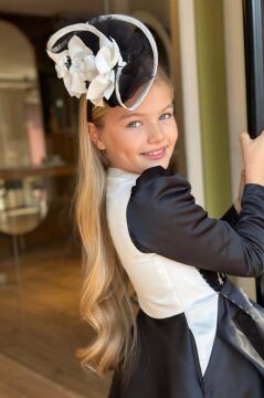 Kız Çocuk Sırtı Fermuar Detaylı Beyaz Renk Göğsü Papatya Detaylı Karpuz Kol Cepli Siyah Elbise