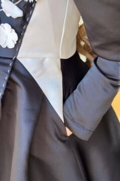 Kız Çocuk Sırtı Fermuar Detaylı Beyaz Renk Göğsü Papatya Detaylı Karpuz Kol Cepli Siyah Elbise