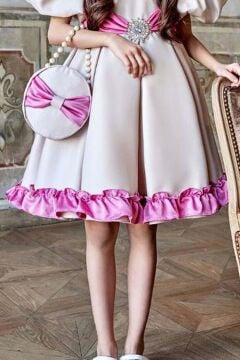 Kız Çocuk Balon Kollu Belinde Broş ve Kemer Detaylı Etek Ucu Fırfırlı Bej Abiye