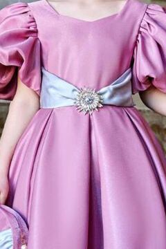 Kız Çocuk Balon Kollu Belinde Broş ve Kemer Detaylı Etek Ucu Fırfırlı Pembe Abiye