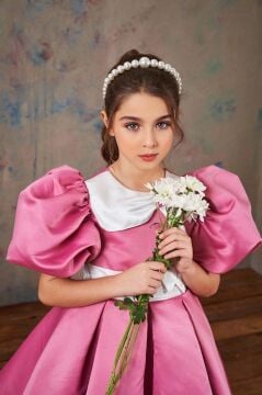 Kız Çocuk Bebe Yakalı Yakası Kurdela ve Beli Şerit Detaylı Balon Kollu Pileli Pudra Abiye