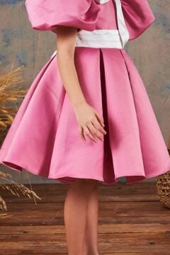 Kız Çocuk Bebe Yakalı Yakası Kurdela ve Beli Şerit Detaylı Balon Kollu Pileli Pudra Abiye