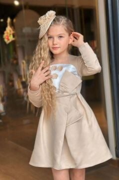 Kız Çocuk Kare Yaka Göğsü Pano Çiçek Asimetrik Kesim Krem Elbise