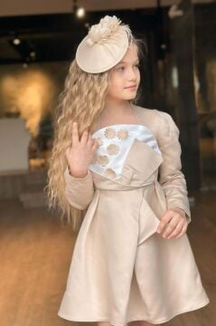 Kız Çocuk Kare Yaka Göğsü Pano Çiçek Asimetrik Kesim Krem Elbise